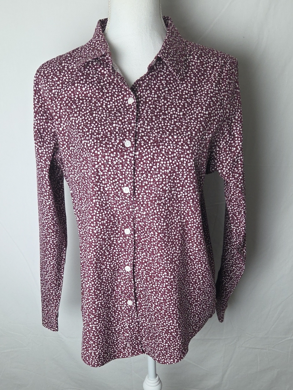L.L. Bean Wrinkle Free Burgundy Floral Print ButtonUp Shirt Womens Sz Med Cotton